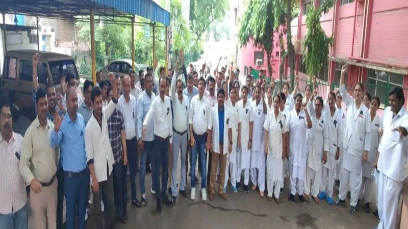 लखनऊ में स्वास्थ्यकर्मी कल करेंगे अनोखा विरोध प्रदर्शन, जानिये क्या होगा तरीका