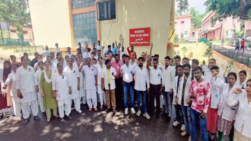 लखनऊ : स्थानान्तरण नीति - 2023 के खिलाफ हो रहा प्रदर्शन, महानिदेशक को इस बात के लिए ठहराया जा रहा जिम्मेदार