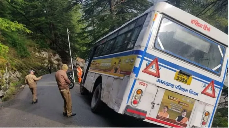 उत्तरकाशी: गंगोत्री के पास 32 यात्रियों से भरी बस हुई हादसे का शिकार