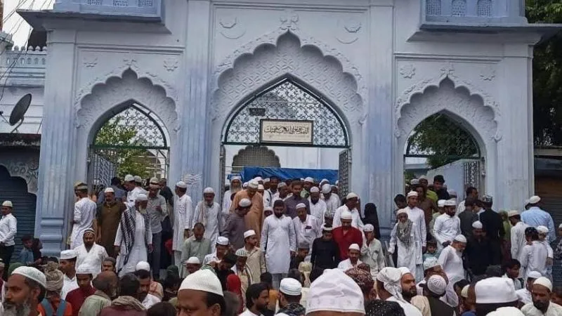 Bakrid 2023 : Banda में ईद-उल-जुहा की नमाज पर भी दिखा तेज बारिश का असर, गले मिलकर दी दिली मुबारकबाद