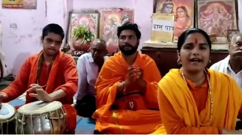 Banda News : बागेश्वर धाम पीठाधीश्वर की दुल्हन बनने को माथा टेक लिया बजरंगी का आशीष