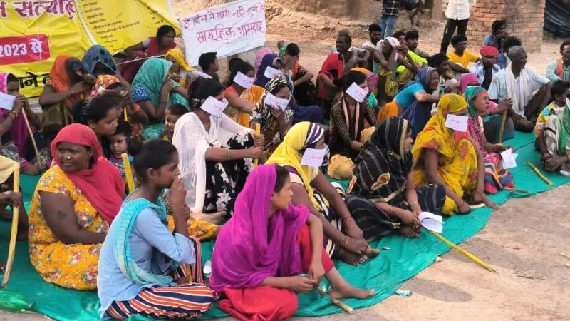 Banda News : सामूहिक आत्मदाह की धमकी से हिल गया प्रशासन, अफसरों ने दिया आश्वासन, मांगें होगी अमल