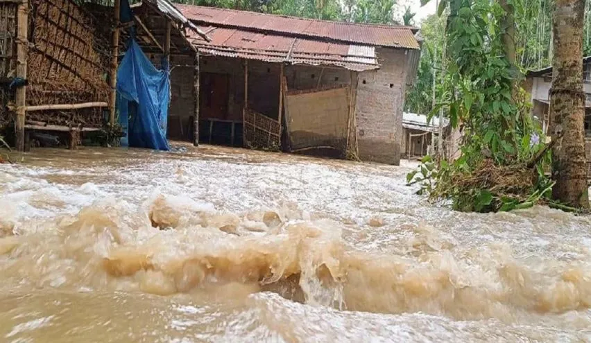 असम के कई हिस्सों में मूसलाधार बारिश के कारण आई बाढ़ से करीब 33,500 लोग प्रभावित 