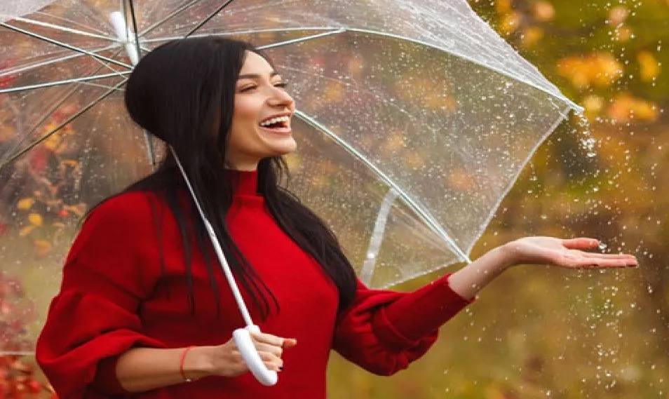बारिश के मौसम में निकलना है घर से बाहर, मेकअप करते समय अपनाएं ये टिप्स, भीगने के बाद भी नहीं होगा खराब