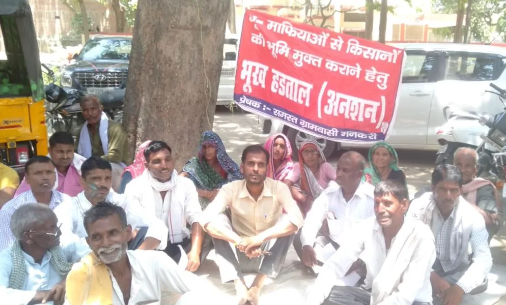 बरेली: धरने पर बैठे किसानों का तहसीलदार ने हटवाया बैनर, तिरपाल भी छीना 