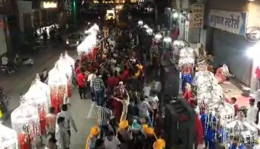 इंदौर में अजब-गजब शादी: चलित कूलरों के साथ निकली बारात 