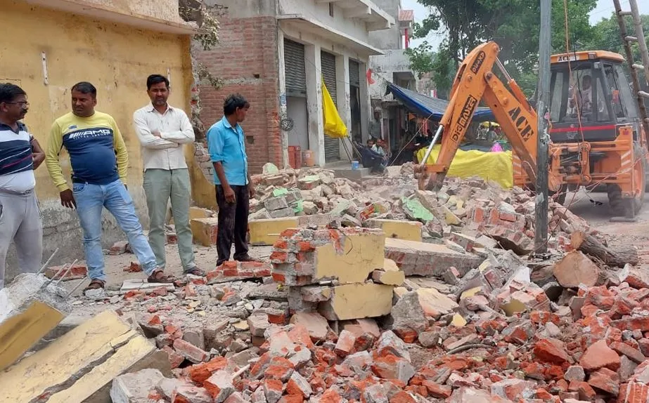 पीलीभीत: आखिर क्यों चला तीन दुकानों पर बुलडोजर..जानिए पूरा मामला 