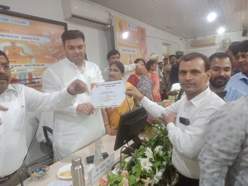 खिलेंद्र समेत मुरादाबाद मंडल के तीन शिक्षकों को बेसिक शिक्षामंत्री ने किया सम्मानित