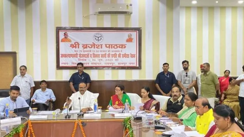 Kanpur पहुंचे डिप्टी सीएम ब्रजेश पाठक, अधिकारियों को मीटिंग से नदारद देख बिफरे, बोले- CM Yogi को बताऊंगा