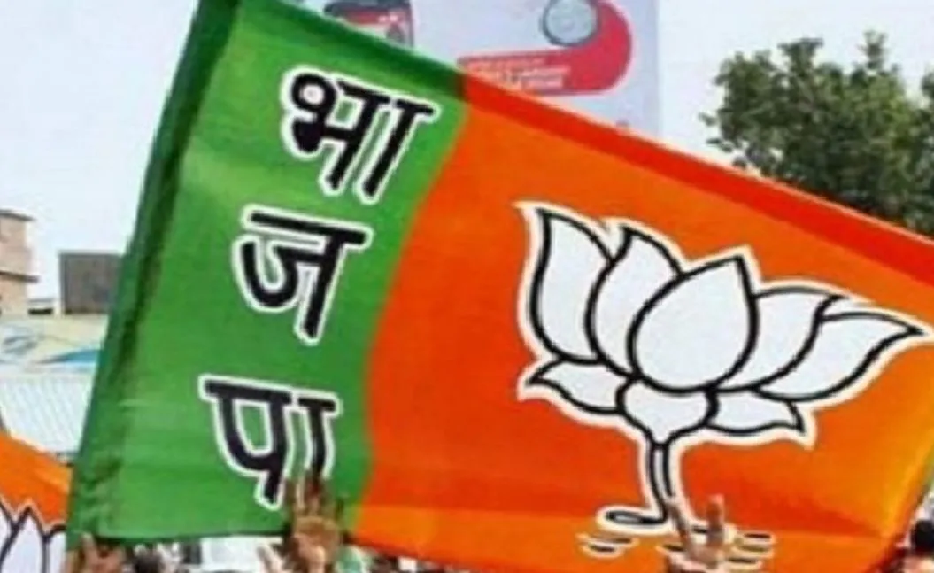 बीजेपी ने भीषण ट्रेन हादसे के बाद शनिवार को सरकार का वर्षगांठ कार्यक्रम किया स्थगित