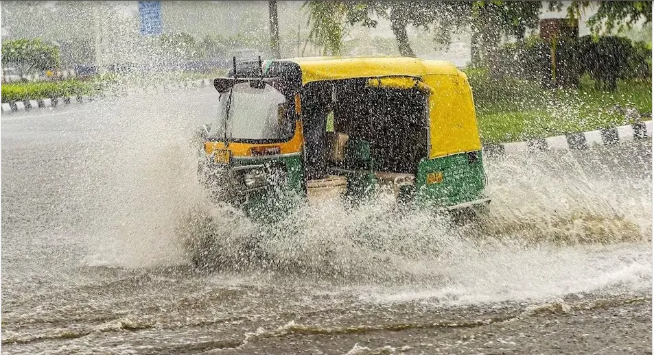 तेलंगाना में भारी बारिश जारी, राज्य सरकार ने प्रशासन को किया अलर्ट, जानें अपने इलाके की स्थिति