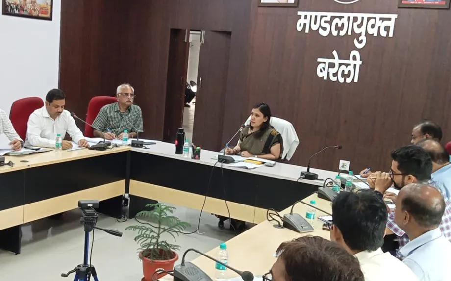 बरेली: जमीन चिन्हित कर भेजें गड्ढा खोदाई की रिपोर्ट- कमिश्नर