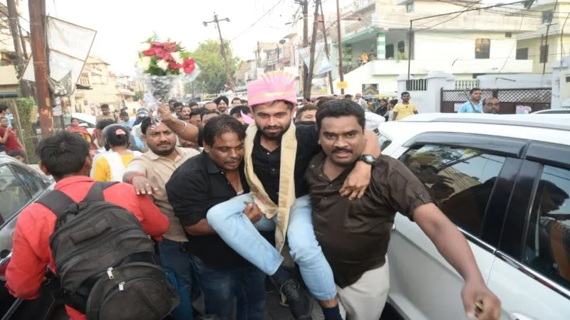 कानपुर : 13 माह बाद घर हुआ ‘रोशन’, 26 क्रू के सदस्यों को नाइजीरियन नेवी ने कच्चा तेल चोरी के आरोप में किया था गिरफ्तार