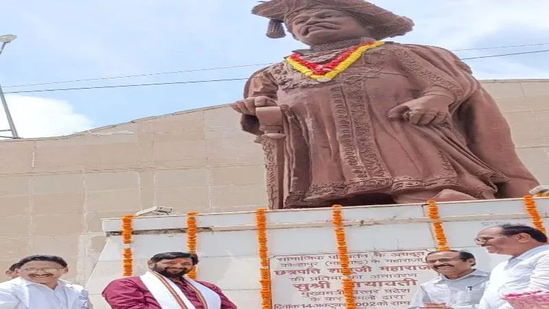 माल्यर्पण दो