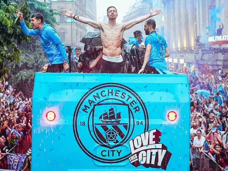 VIDEO : बारिश और शैंपेन में भीगते हुए मैनचेस्टर सिटी ने मनाया जीत का जश्न 