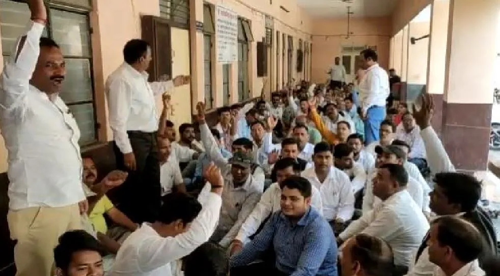 बदायूं: नायब तहसीलदार के पक्ष में राजस्व महासंघ, कार्य बहिष्कार करके दिया धरना
