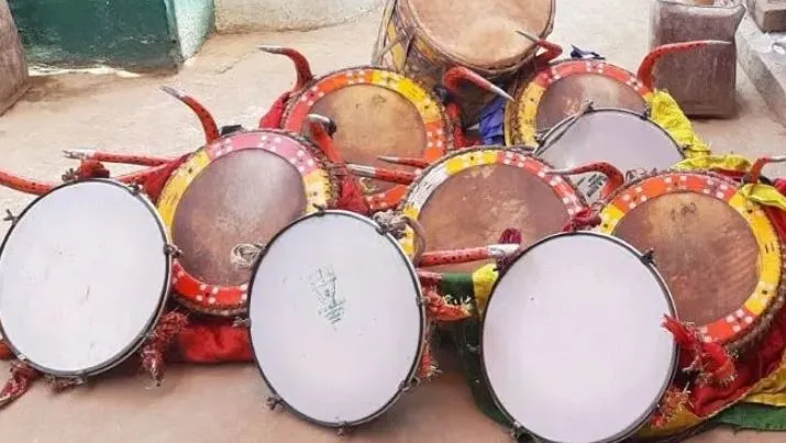 बरेली: हड्डियों के गोदाम से सांस लेना हुआ दुश्वार, ढोल-ताशे वाले सड़क पर करते हैं जानवरों की खाल साफ 