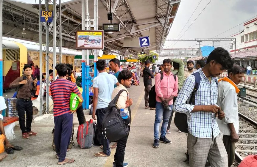 बरेली: ट्रेनों का इंतजार हो रहा लंबा, लोहित एक्सप्रेस 16 घंटे से ज्यादा लेट