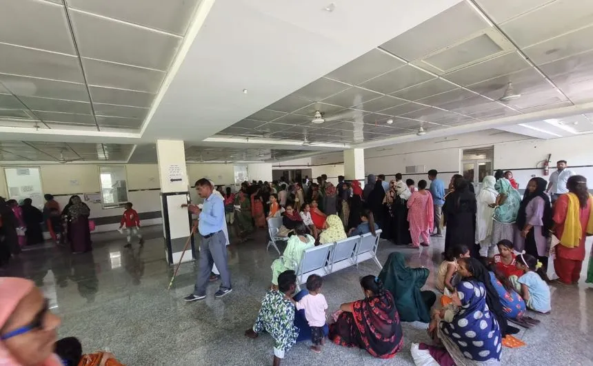 बरेली: नौकरी जाएगी आउटसोर्सिंग स्टाफ की... झेलेंगे मरीज भी