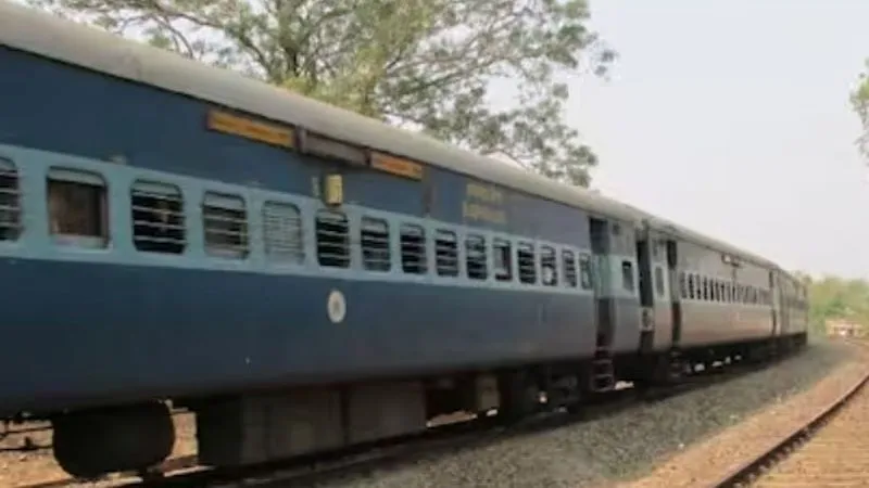 प्रयागराज : ट्रेन के दरवाजे पर बैठकर यात्रा कर रहा यात्री गिरा, घायल