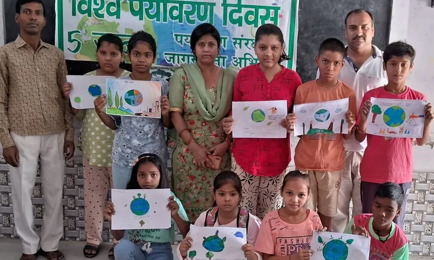 पीलीभीत: सांसे हो रहीं कम, आओ पेड़ लगाएं हम..