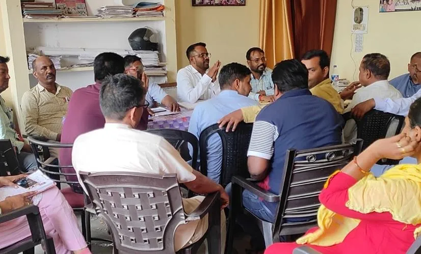 पीलीभीत: लेखपाल बोले- वरिष्ठ अधिकारी और पुलिस का नहीं मिलता सहयोग..जानिए पूरा मामला 