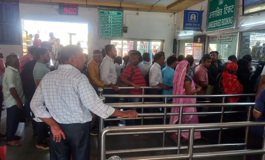 बरेली: टिकट नहीं लेंगे तो लगेगा जुर्माना, लाइन में लगे तो ट्रेन छूटेगी