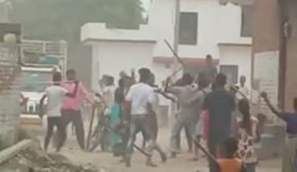 बरेली: डीजे बजाने को लेकर हुए विवाद में चले लाठी-डंडे, वीडियो वायरल