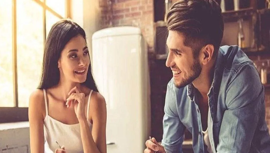 अपने क्रश से फ्लर्ट करते वक्त भूलकर भी न करें ये गलतियां, इंप्रेस होने की बजाय नाराज हो सकता है आपका पार्टनर 