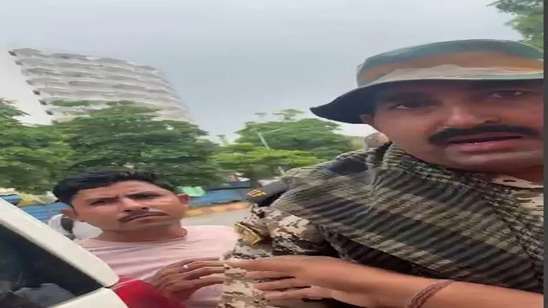 Video : नगर निगम की टीम से युवक को जानकारी लेना पड़ा भारी, सुरक्षा कर्मी ने की मारपीट, वीडियो वायरल