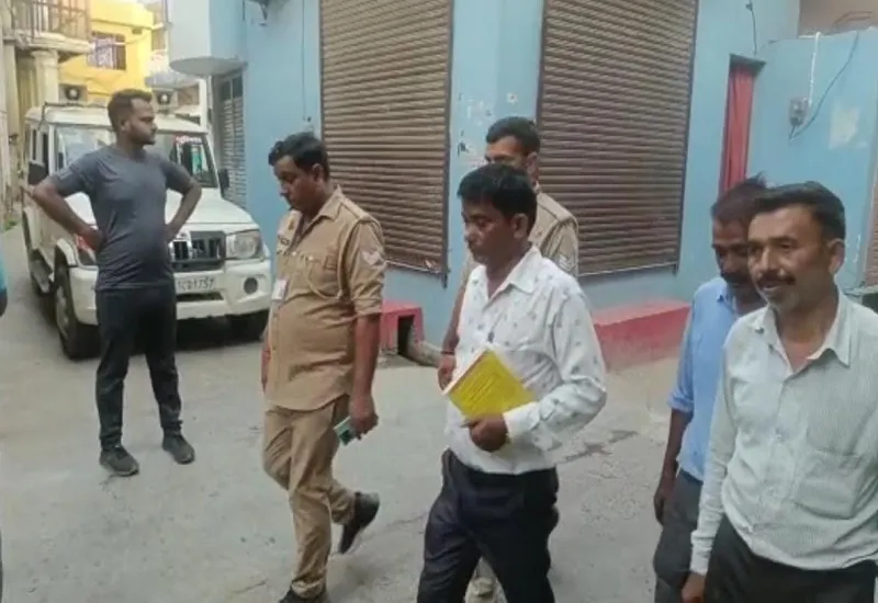 अमरोहा : विजिलेंस टीम ने चलाया चेकिंग अभियान, 12 घरों में पकड़ी बिजली चोरी...मचा हड़कंप 