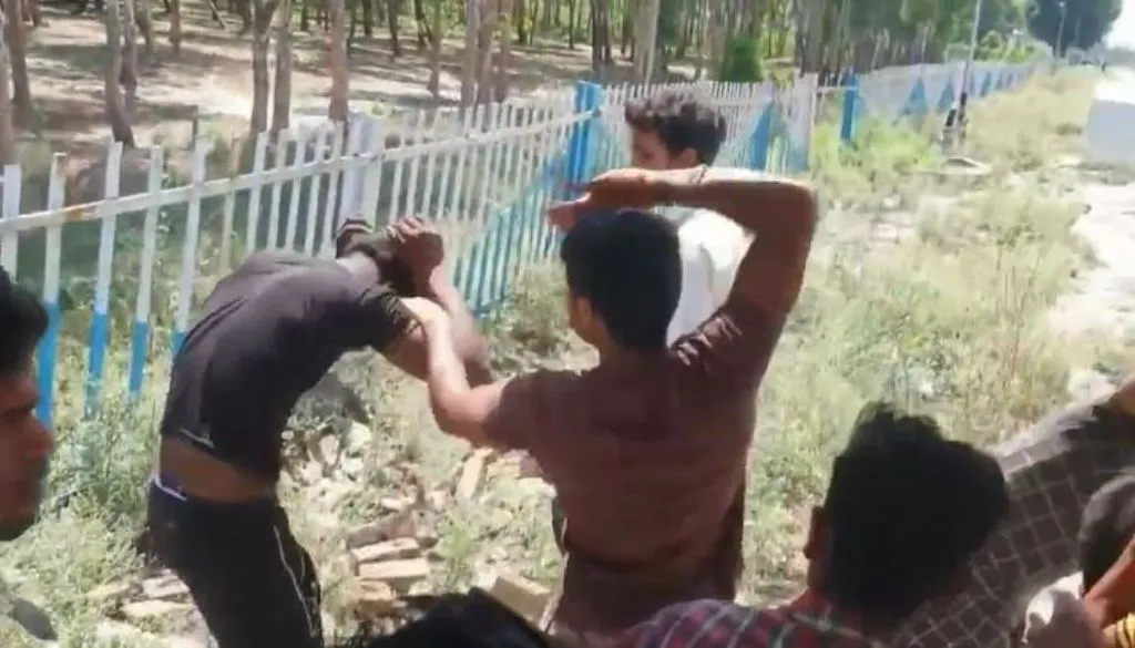 बरेली: दबंगों ने युवकों के साथ जमकर की मारपीट, वीडियो वायरल