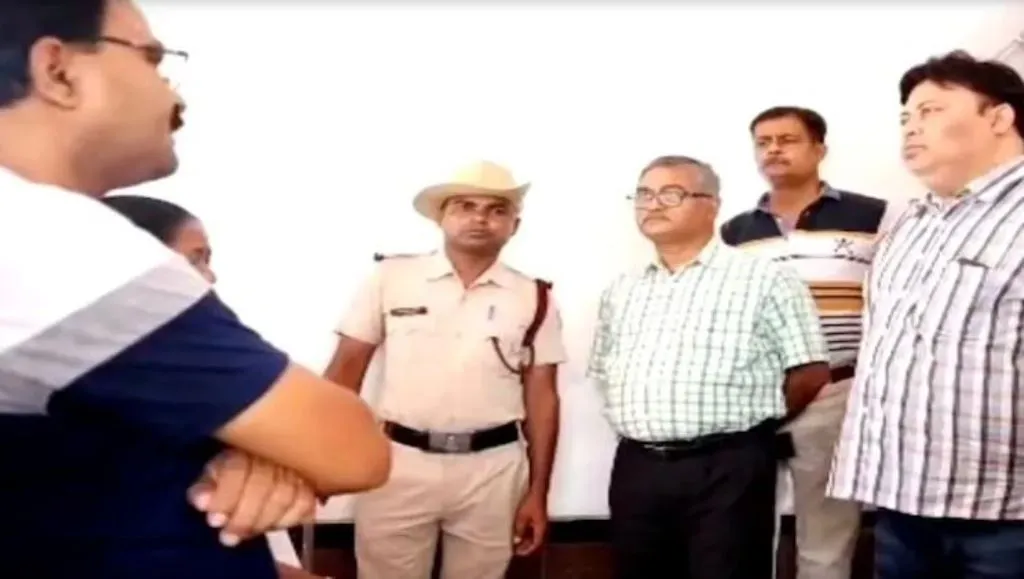 पत्नी की चप्पल उतरवाना डीआरएम को नागवार गुजरा, हॉस्पिटल असिस्टेंट को चेंबर में किया निर्वस्त्र, जानें पूरा मामला 