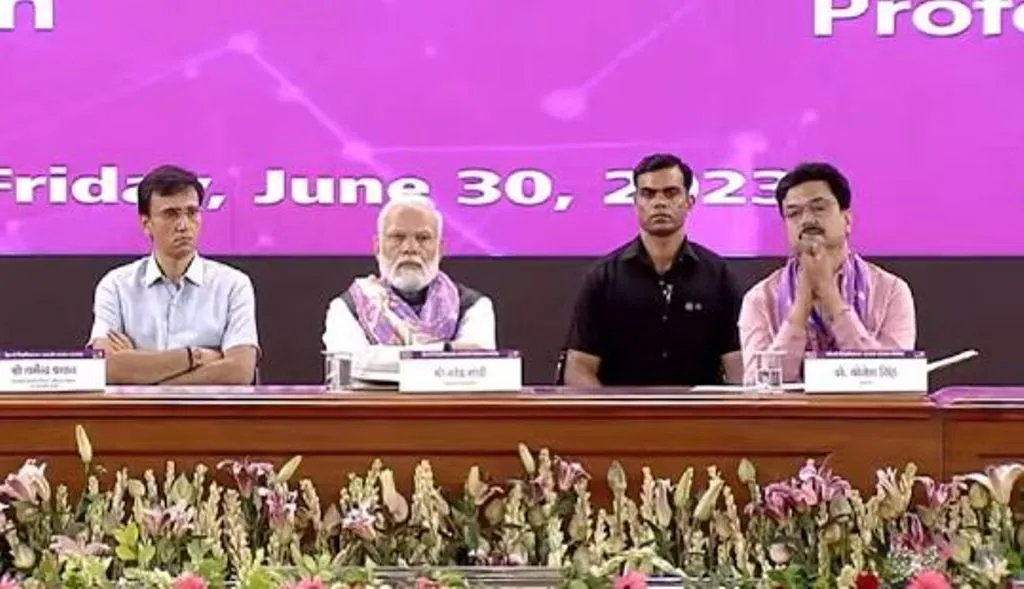 पीएम मोदी ने दिल्ली विश्वविद्यालय के शताब्‍दी समारोह में लिया हिस्सा, तीन भवनों की रखी आधारशिला