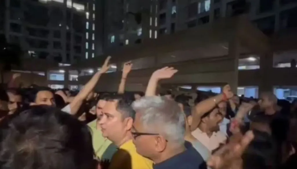 बकरीद पर कुर्बानी के लिए सोसाइटी में बकरे लाया शख्स, लोगों ने जमकर किया हंगामा, हनुमान चालीसा का किया पाठ