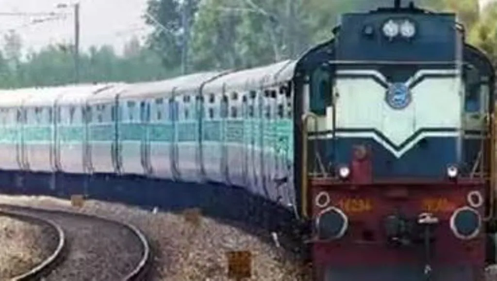 शाहजहांपुर: ट्रेन से धक्का देने पर यात्री की मौत, परिवार में मचा कोहराम