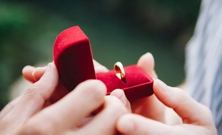 सगाई के बाद अपने पार्टनर से बात करते समय इन खास बातों का रखें ख्याल, रिश्ते में कभी नहीं आएगी खटास