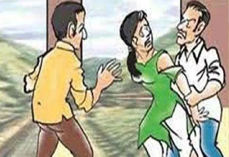 रामपुर : सरेराह मनचलों ने युवतियों से की छेड़छाड़ तो ग्रामीणों ने बंधक बनाकर पीटा