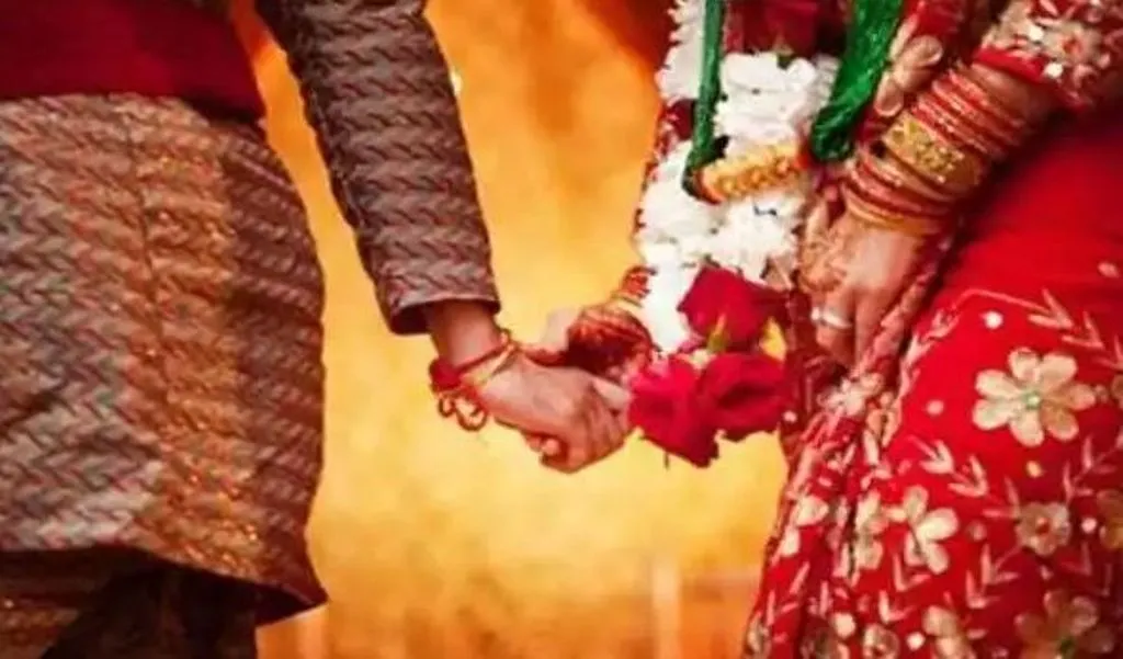 बदायूं: प्रेमिका ने बीच सड़क पर प्रेमी से मांग भरवाई, पंचायत ने करवाई शादी 