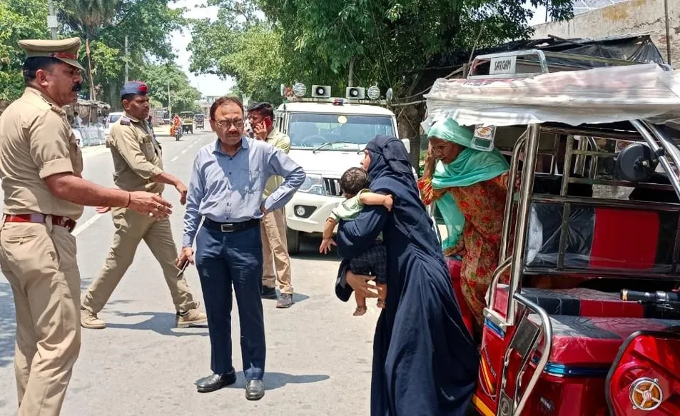 संभल: अभियान में 20 अवैध ई-रिक्शा सीज, मची खलबली