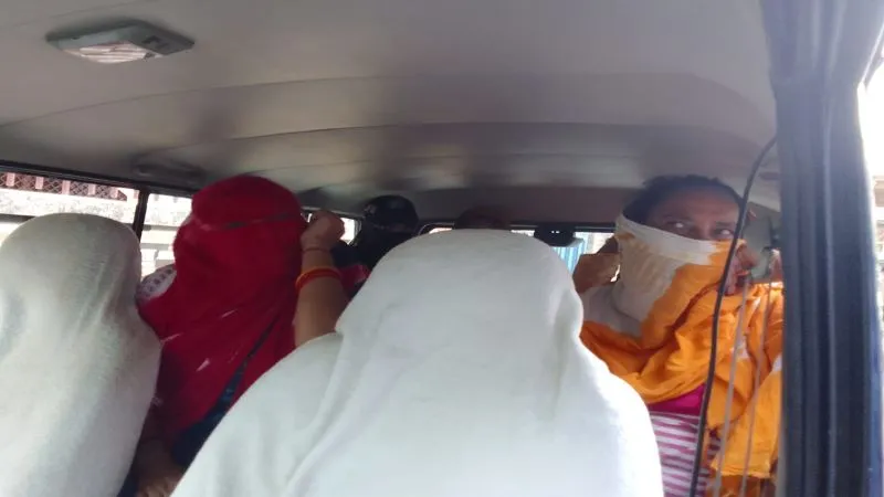 कानपुर : रावतपुर में मकान में छापेमारी, पकड़ा गया सेक्स रैकेट हंगामा 