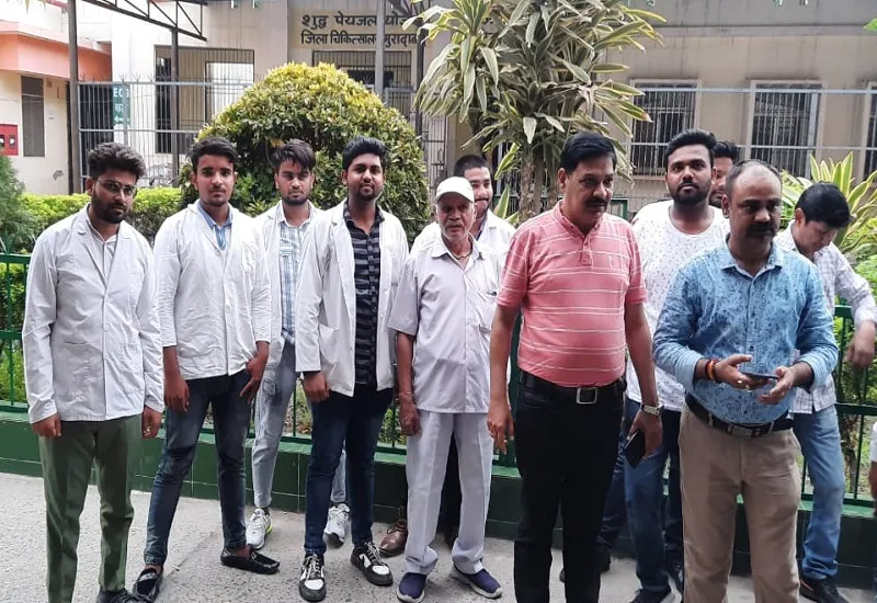 मुरादाबाद : मनमाने स्थानांतरण व अन्य मांगों को लेकर स्वास्थ्यकर्मियों ने दो घंटे ठप रखा कामकाज