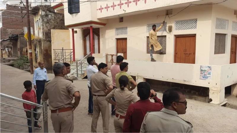 Hamirpur News : बिजली विभाग की विजिलेंस टीम की छापेमारी से मचा हड़कंप, चार लोगों को पकड़ा