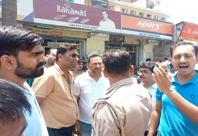 मुरादाबाद : हरथला में अतिक्रमण चिह्नित करने पहुंची टीम से उलझे व्यापारी, नोकझोंक