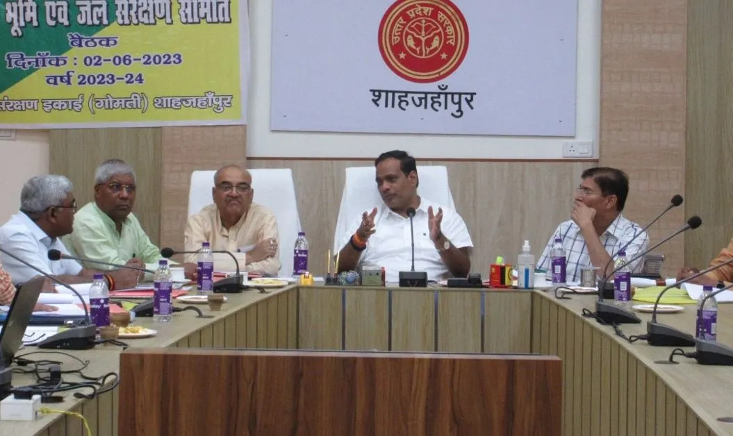 शाहजहांपुर: गुणवत्तापूर्ण कार्य कराने पर डीएम खुश, भूमि संरक्षण अधिकारी होंगे सम्मानित