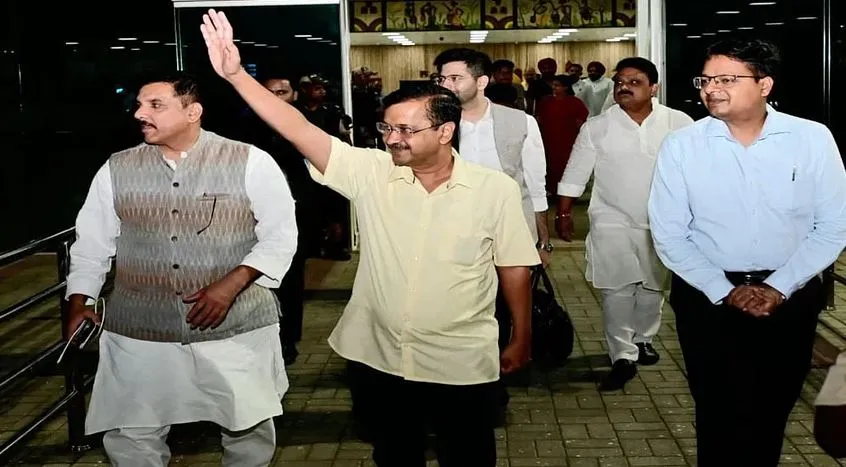 चेन्नई पहुंचे CM केजरीवाल, आज करेंगे हेमंत सोरेन से मुलाकात