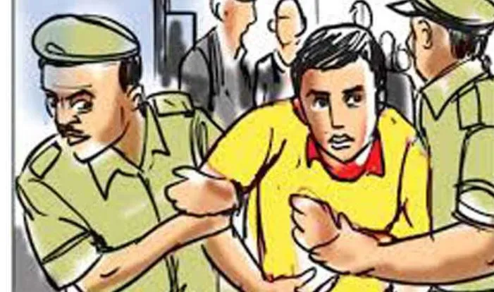 पीलीभीत: सेवानिवृत्त दरोगा ने बेटे संग हवालात में डालने का लगाया आरोप, बोला- 25 हजार लेकर छोड़ा