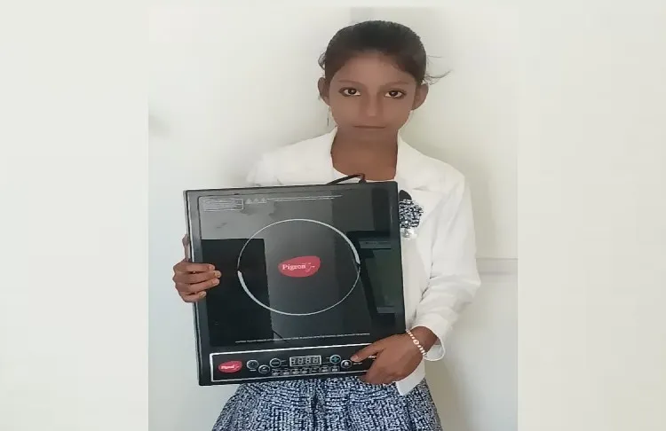 पीलीभीत: अमृत विचार उत्सव धमाका लकी ड्रा में फरीन को मिला इंडक्शन कुकर, चेहरे पर आई मुस्कान