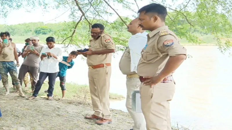 बहराइच: फंदे से लटकता मिला महिला का शव, जमीन को छू रहे थे दोनों पैर   