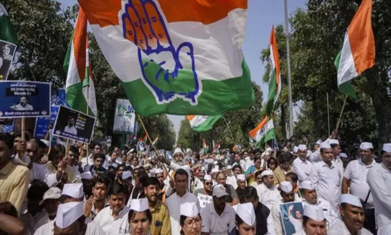 कोलकाता: राहुल गांधी की लोकसभा से अयोग्यता के मुद्दे पर कांग्रेस ने किया मूक प्रदर्शन 